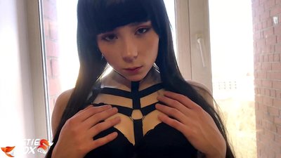 ပူပူနွေးနွေး Brunette သည် ငွေအတွက် နက်ရှိုင်းစွာ စုပ်ယူခံရသည်။